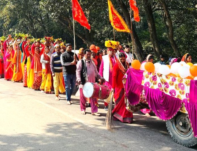 Bajpur : बरहैनी में मंगल कलश यात्रा के साथ 11 दिवसीय श्री शिवमहापुराण कथा ज्ञान यज्ञ शुरू