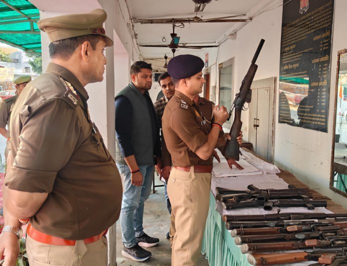 Hardoi : हरदोई में पुलिस अधीक्षक ने कोतवाली शहर थाने का वार्षिक निरीक्षण किया