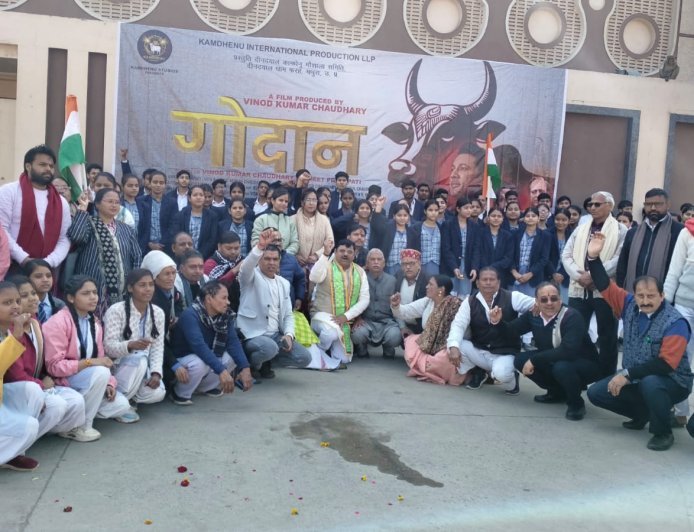 Hathras : हाथरस में स्कूली बच्चों को 'गोदान' फिल्म दिखाकर गौ संरक्षण का संदेश दिया