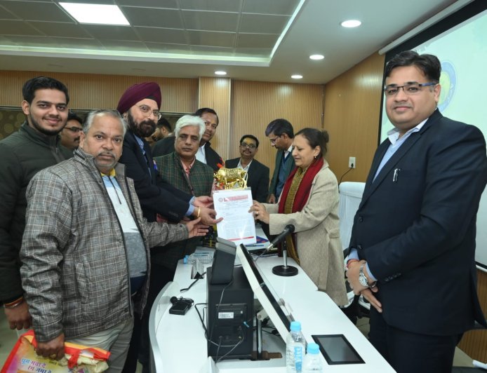 Hathras : फेम प्रतिनिधिमंडल ने जीएसटी समस्याओं पर प्रमुख सचिव से की मुलाकात, 15 सूत्रीय मांग पत्र सौंपा