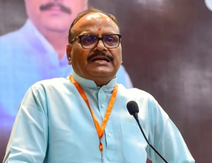 उत्तर प्रदेश उपमुख्यमंत्री ब्रजेश पाठक की 'घूसखोर पंडत' फिल्म पर कड़ी प्रतिक्रिया, ब्राह्मण समाज को टारगेट करने की बात कही। 