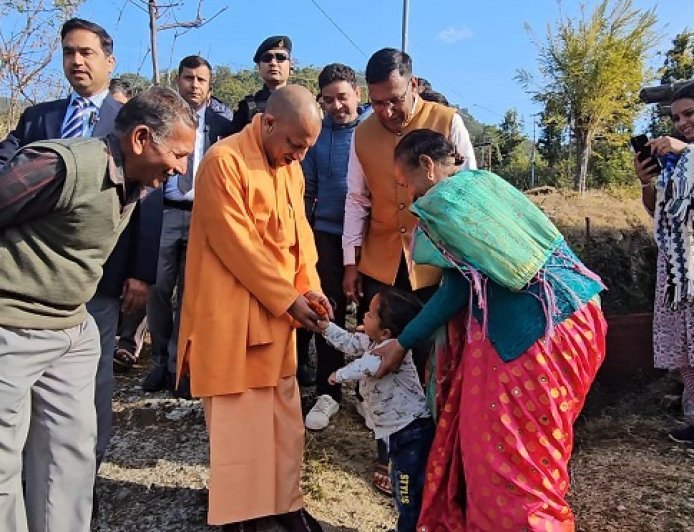 ‘हम भी तेरे दादा लगते हैं’: बच्चों के बीच उमड़ा ‘बाबा’ का बालप्रेम,  मुख्यमंत्री योगी आदित्यनाथ ने उत्तराखंड के अपने पैतृक गांव पंचूर में किया रात्रि विश्राम। 