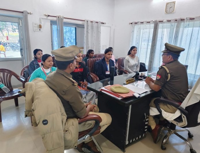 Hardoi: थाना कोतवाली देहात में SPEL प्रोग्राम फेज-3 के तहत छात्रों को मिला व्यावहारिक पुलिस प्रशिक्षण। 