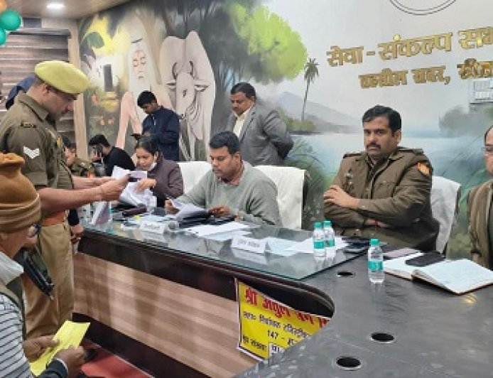 Sitapur: डीएम एवं एसपी की अध्यक्षता में सम्पन्न हुआ सम्पूर्ण समाधान दिवस। 