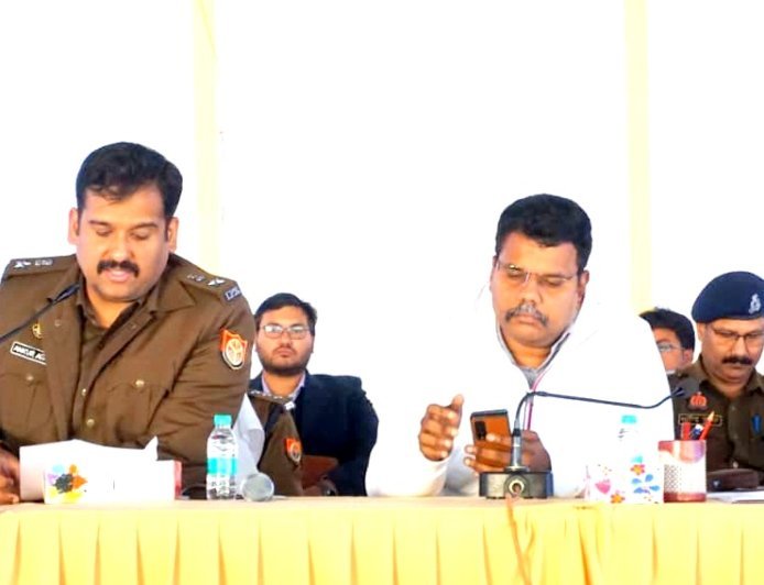 Sitapur : मुख्यमंत्री के प्रस्तावित कार्यक्रम के लिए डीएम और एसपी ने पुलिसकर्मियों को संयुक्त ब्रीफिंग दी