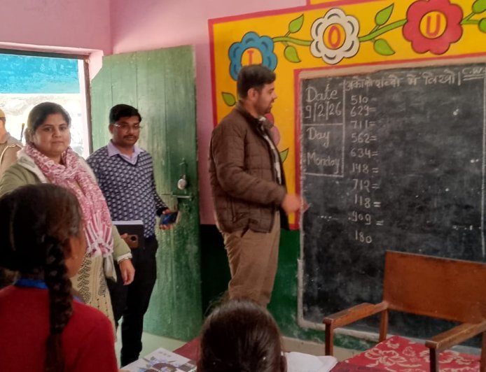 Hardoi : जिलाधिकारी ने गोद लिए स्कूल का किया निरीक्षण, बच्चों से गणित के सवाल हल करवाए और शिक्षा की गुणवत्ता ली जानकारी