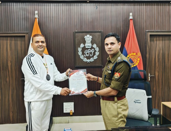 Hardoi : पुलिस के हेड कांस्टेबल समरजीत सिंह ने राष्ट्रीय मास्टर्स एथलेटिक्स में जीता कांस्य पदक, एसपी ने किया सम्मानित