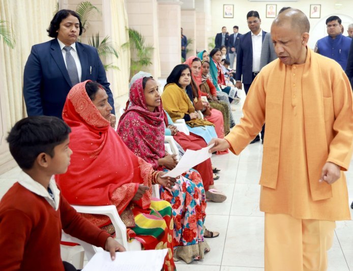 Lucknow : जनता दर्शन - हर नागरिक की सेवा, सुरक्षा को प्रतिबद्ध है सरकार- मुख्यमंत्री