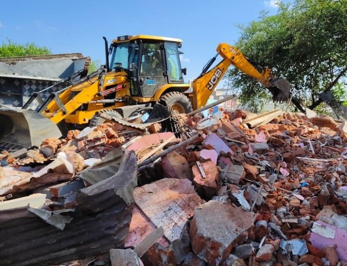 Deoband : कब्रिस्तान पर जेसीबी से कब्जे की कोशिश का आरोप, पीड़ितों ने एसएसपी से मांगी कार्रवाई