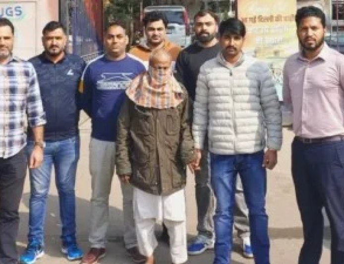 दिल्ली के पीरागढ़ी फ्लाईओवर पर कार में मिले तीन शवों का मामला हत्या साबित, तांत्रिक ने लड्डू में जहर मिलाकर की ट्रिपल मर्डर। 