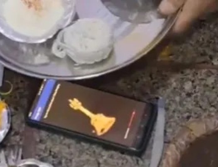 सोशल मीडिया पर वायरल हो रहा पंडित जी का टेक्नोलॉजी से पूजा कराने का अनोखा तरीका, लोग हैरान।