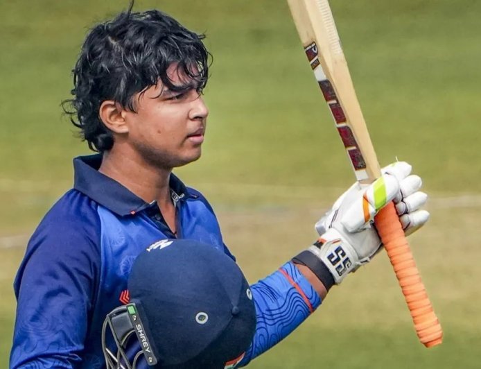 उभरते क्रिकेट सितारे वैभव सूर्यवंशी अब क्रिकेट के बाद किताबों की चुनौती का सामना करने को तैयार, सीबीएसई 10वीं का एडमिट कार्ड जारी। 