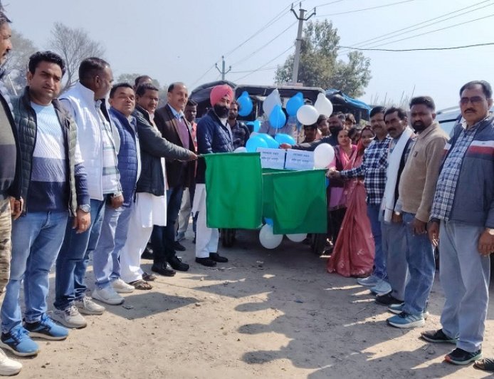 Bajpur: विधायक प्रतिनिधि व बीडीओ ने महेशपुरा में स्वच्छता वाहन को हरी झंडी दिखा किया रवाना। 