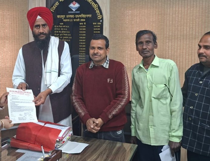 Bajpur : बाजपुर चीनी मिल के मुख्य द्वार पर मजदूरों की गेट मीटिंग