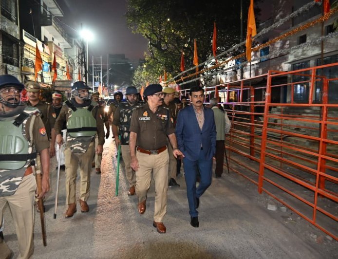 Ballia : बलिया में महाशिवरात्रि पर सुरक्षा के पुख्ता इंतजाम, प्रमुख शिव मंदिरों का निरीक्षण