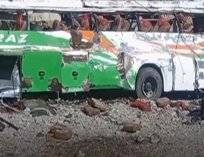 कराची एम-9 मोटरवे पर भीषण हादसा, 13 की मौत 9 घायल; ऑयल टैंकर-बस टक्कर से चेन रिएक्शन।