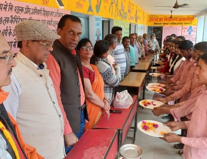 Sambhal: जहाँ बच्चों ने पूजे माता-पिता: भवानीपुर विद्यालय में संस्कारों का अनूठा आयोजन। 