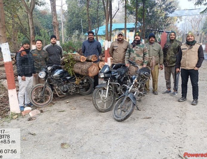 बाजपुर: बरहैनी में वन तस्करों से भीषण मुठभेड़: भारी मात्रा में खैर की लकड़ी और वाहन बरामद, मुख्य आरोपी फरार।