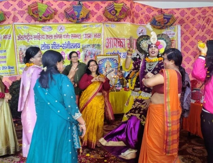 Sambhal: फूलों की होली में सराबोर हुआ सम्भल, गीत–संगीत और नृत्य से सजा सांस्कृतिक उत्सव। 