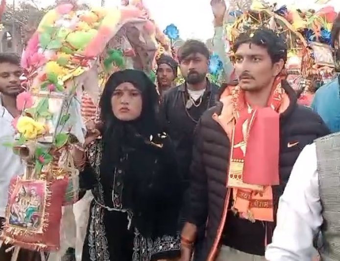 Sambhal: बुर्का पहनकर कांवड़ यात्रा: सम्भल की तुलसी बनी तमन्ना की आस्था, पर उठे सामाजिक सवाल।