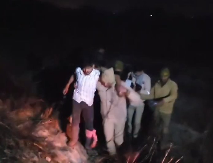 Ballia : रसड़ा पुलिस व एसओजी टीम संयुक्त कार्रवाई में हत्या में वांछित दो बदमाशों समेत चार बदमाशों को मुठभेड़ के बाद गिरफ्तार