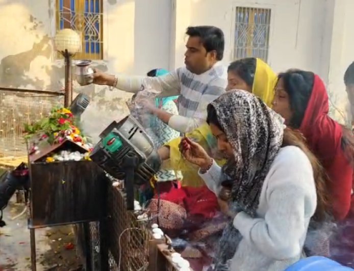 Sambhal : महाशिवरात्रि पर सम्भल में आस्था का महासागर, शिवालयों में उमड़ा श्रद्धालुओं का सैलाब