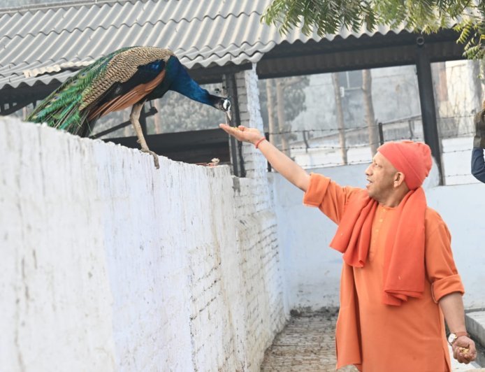 Gorakhpur : आनुष्ठानिक व्यस्तता में भी मुख्यमंत्री ने जारी रखा जनसेवा अनुष्ठान