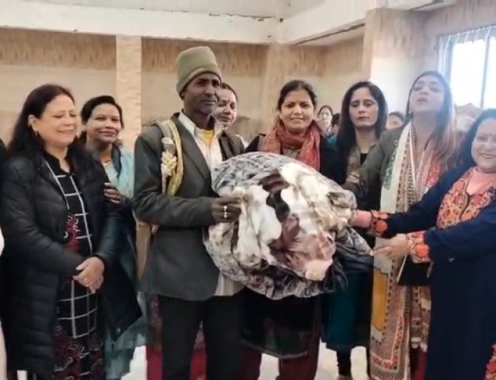 Mussoorie : शिवरात्रि पर मसूरी में 200 जरूरतमंदों को बांटे गर्म कंबल
