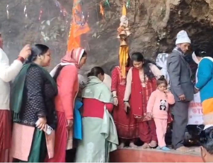 Mussoorie : मसूरी में महाशिवरात्रि पर उमड़ा श्रद्धालुओं का सैलाब, मौसी फॉल मंदिर में हजारों ने किया जलाभिषेक