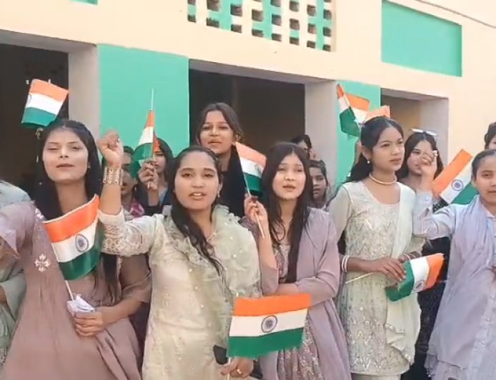 Sambhal : इंडिया–पाकिस्तान मैच को लेकर बच्चों में जबरदस्त जोश, स्कूल परिसर गूंजा ‘हिंदुस्तान जिंदाबाद’ के नारों से