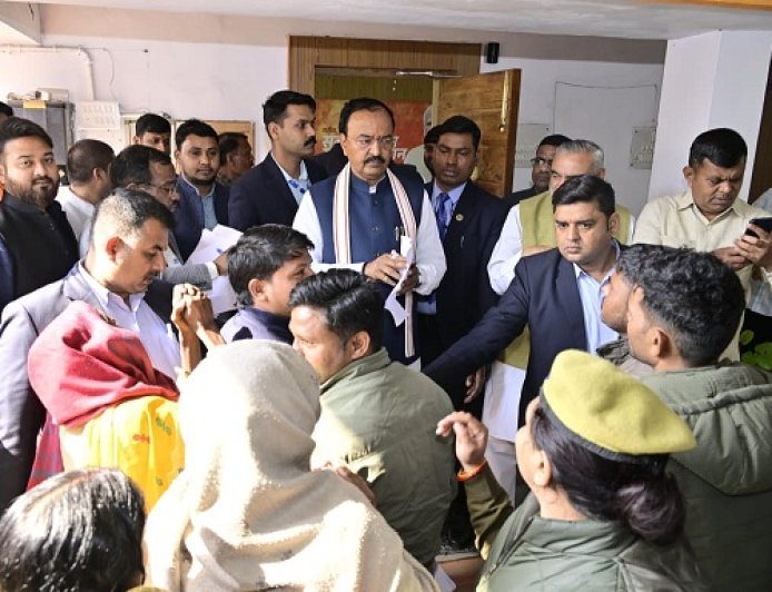 Lucknow: जनता की बात – उप मुख्यमंत्री केशव प्रसाद मौर्य के साथ, जनता दर्शन में सुनी समस्याएं, दिए त्वरित निस्तारण के निर्देश। 