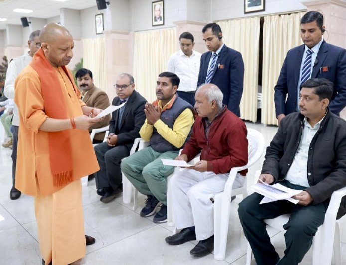 Lucknow: योगी ने लखनऊ में किया जनता दर्शन: हर फरियादी से की मुलाकात, समस्याओं के निस्तारण के दिए निर्देश। 