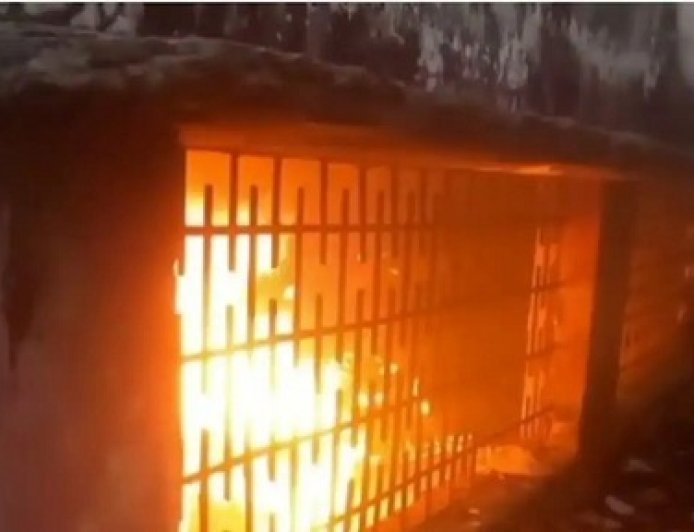 धनबाद के हीरापुर एचई हाई स्कूल में स्टोर रूम में लगी भीषण आग, रविवार शाम कोई जनहानि नहीं।