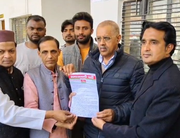 Sambhal: रमज़ान में शहर की व्यवस्थाओं को लेकर सपा जिला सचिव ने डीएम को सौंपा ज्ञापन, पांच अहम मांगें रखीं। 