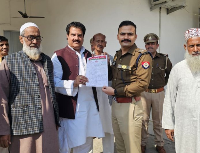Sambhal: रमज़ान से पहले सपा का ज्ञापन, मस्जिदों पर लाउडस्पीकर व व्यवस्थाओं की मांग, डीएम एसपी को सौंपा ज्ञापन।