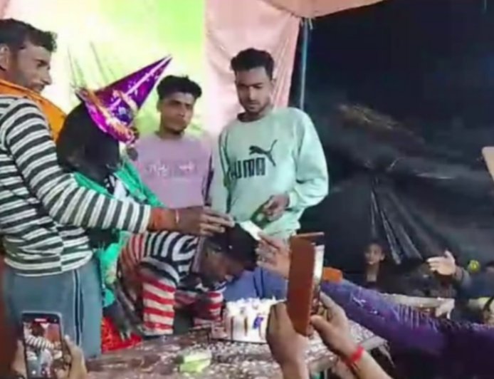 Hardoi : हरदोई में बकरियों 'स्वीटी' और 'मोनिका' का जन्मदिन मनाया, 200 लोगों को दी गई दावत