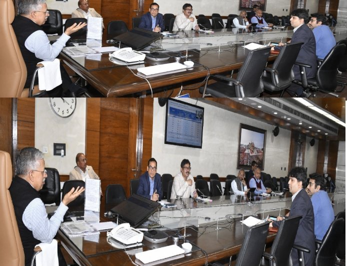 Lucknow : मुख्य सचिव ने विभिन्न प्राधिकरणों, आवास विकास परिषद द्वारा अर्जित, विकसित एवं आवंटित भूमि की प्रगति की समीक्षा की