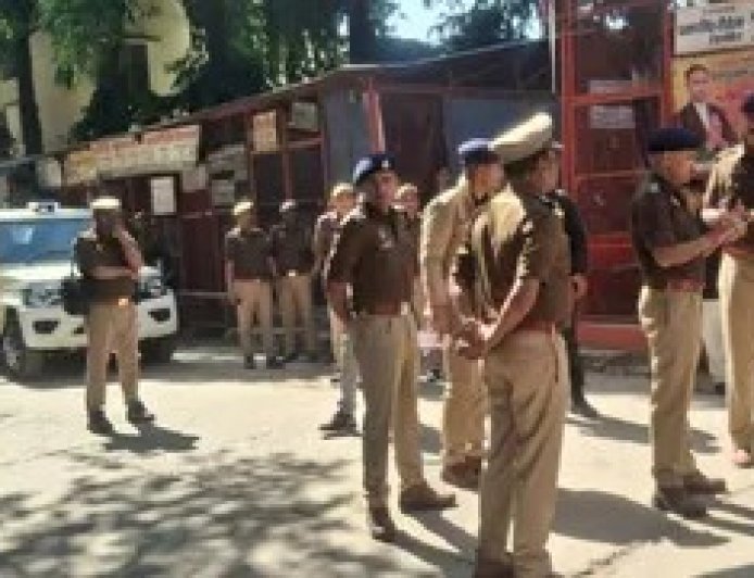 Hathras : अलीगढ़ कोर्ट में बम धमकी के बाद हाथरस न्यायालय परिसर में सतर्कता बढ़ी