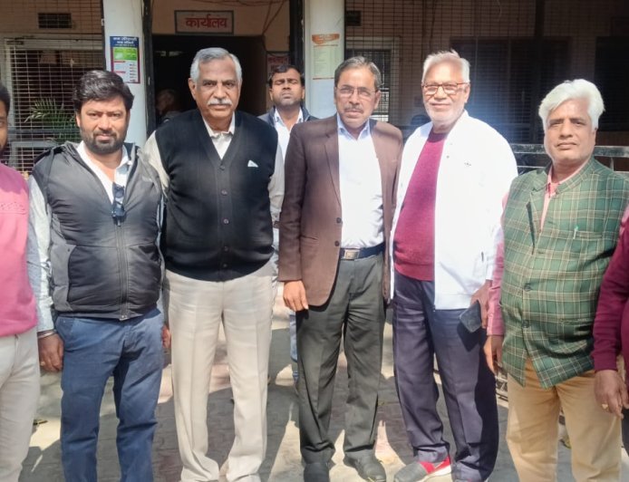 Hathras : हाथरस में जीएसटी कार्यालय में एसआईआर ड्यूटी से काम प्रभावित, व्यापारियों ने किया प्रदर्शन