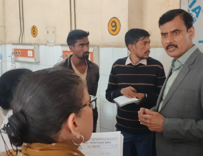 Ballia : बाहर की दवा लिखने पर डॉक्टर को दिया नोटिस, 545 रुपये लौटाने के दिए निर्देश, अस्पताल निरीक्षण के दौरान डीएम ने दिखाए सख्त तेवर