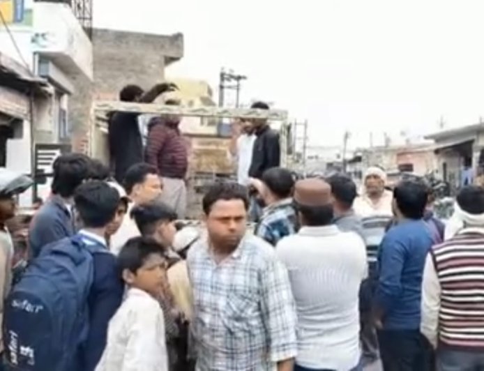 Hapur : बोर्ड परीक्षा से लौट रहे छात्रों की स्कूटी से छोटा हाथी की टक्कर, एक की मौत, दो घायल