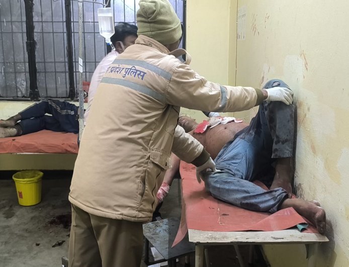 Sitapur : ठाकुर नगर में पारिवारिक विवाद में मझले भाई ने बड़े भाई, भाभी और छोटे भाई पर धारदार हथियार से हमला किया, दो की मौत