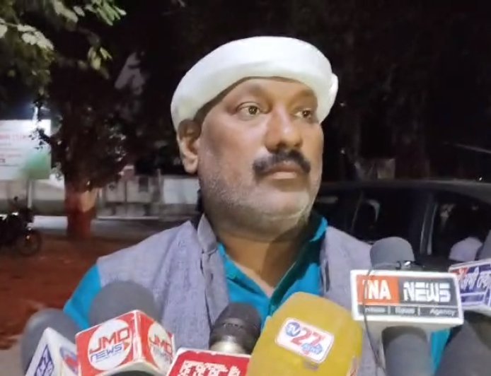 Ballia : अतिक्रमण पर चला जिला प्रशासन का बुलडोजर, धरने पर बैठे दस्तावेज लेखक व स्टाम्प विक्रेता