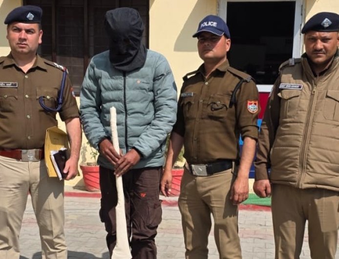 Bajpur : बाजपुर में लकड़ी तस्कर को अवैध 12 बोर बंदूक के साथ गिरफ्तार किया