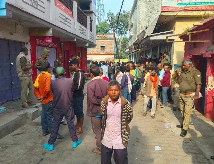 Ballia : बलिया में एक घर से दो शव बरामद: युवक फंदे पर लटका, किन्नर का शव बक्से में मिला