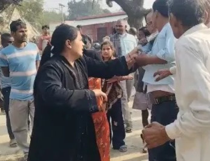 सीतापुर में बुर्का पहनकर पति की जासूसी करने वाली पत्नी ने चौराहे पर की जमकर पिटाई।