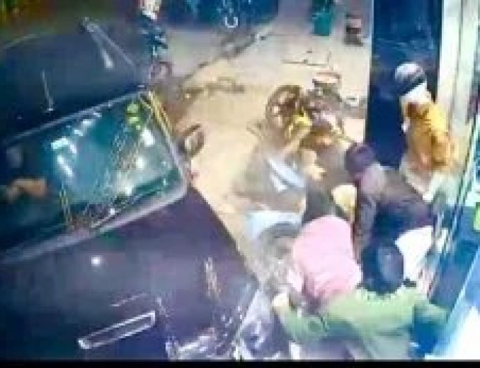 इंदौर में नशे में धुत ड्राइवर ने स्कॉर्पियो से 7 वाहनों को टक्कर मारी, 4 लोग घायल।