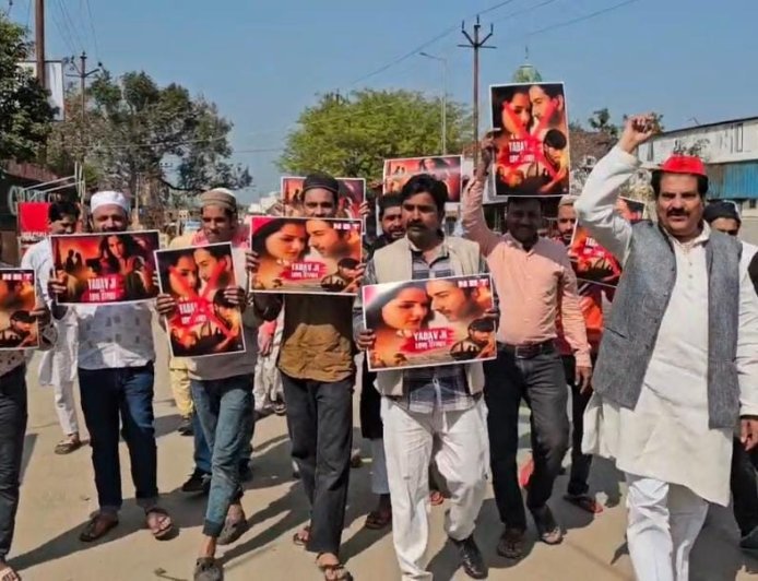 Sambhal : ‘यादव जी की लव स्टोरी’ फ़िल्म पर प्रतिबंध की मांग, सम्भल में सपा नेताओं का जोरदार विरोध प्रदर्शन