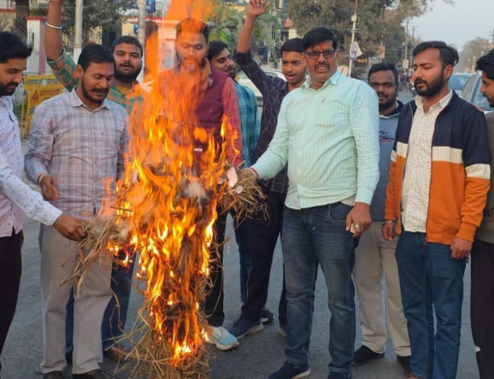 Bajpur : बाजपुर में भाजयुमो ने राहुल गांधी का पुतला जलाया, यूथ कांग्रेस के विरोध पर नाराजगी