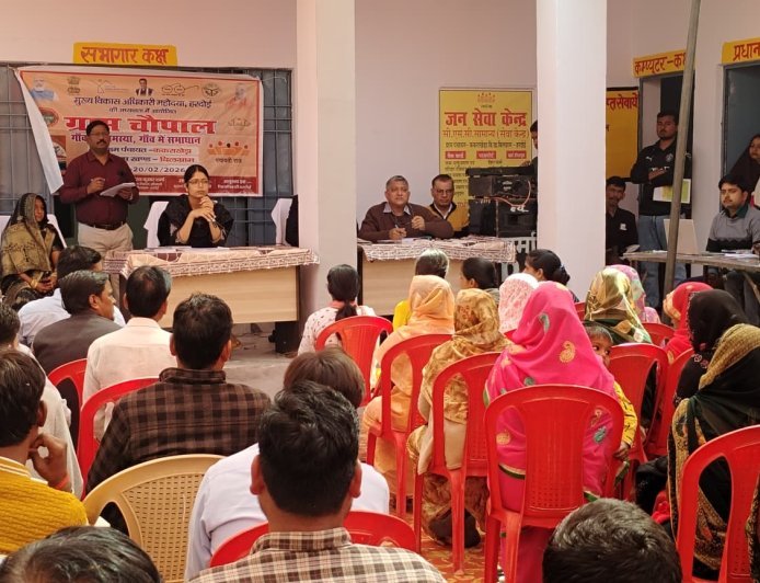 Hardoi : ग्रामीण चौपाल में सीडीओ ने एसआईआर कार्यों की प्रगति की समीक्षा की, 153 लोगों का स्वास्थ्य जांचा गया